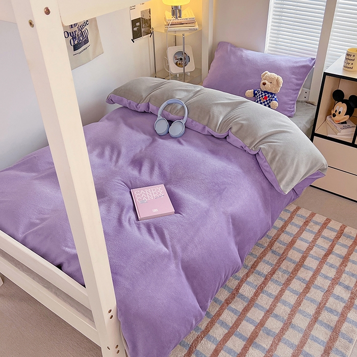 91家纺网 家纺一手货源 找家纺 优卡迪家纺馆 2025新款牛奶绒纯色双拼宿舍床三件套 魅紫银灰