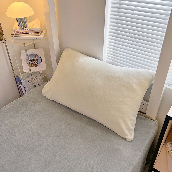 91家纺网 家纺一手货源 找家纺 优卡迪家纺馆 2025新款牛奶绒纯色双拼宿舍床三件套 奶白银灰