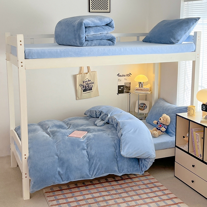 91家纺网 家纺一手货源 找家纺 优卡迪家纺馆 2025新款牛奶绒纯色双拼宿舍床三件套 海蓝天蓝