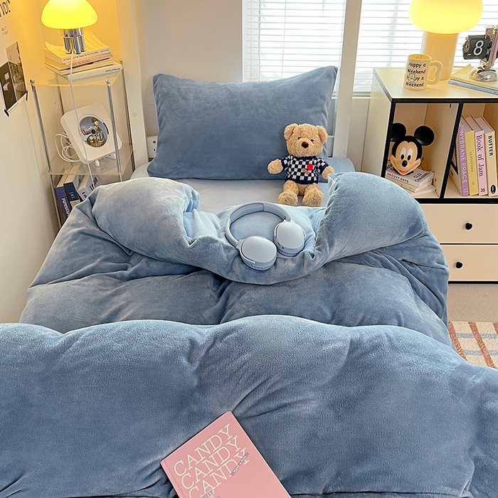 91家纺网 家纺一手货源 找家纺 优卡迪家纺馆 2025新款牛奶绒纯色双拼宿舍床三件套 海蓝天蓝