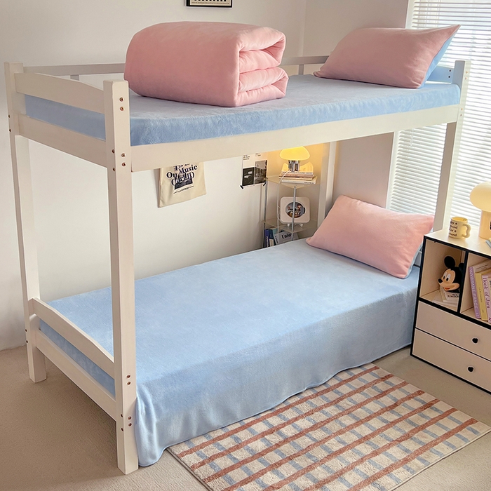 91家纺网 家纺一手货源 找家纺 优卡迪家纺馆 2025新款牛奶绒纯色双拼宿舍床三件套 玉粉天蓝