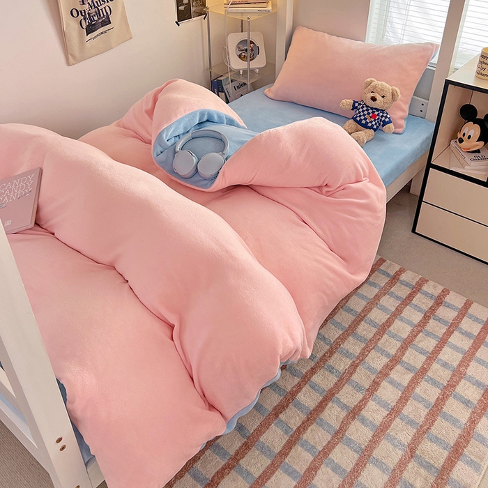 91家纺网 家纺一手货源 找家纺 优卡迪家纺馆 2025新款牛奶绒纯色双拼宿舍床三件套 玉粉天蓝