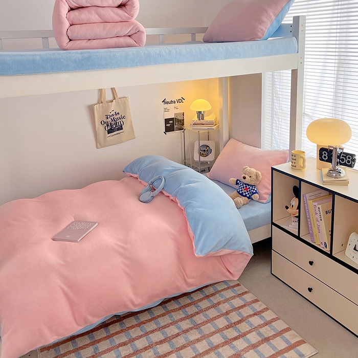 91家纺网 家纺一手货源 找家纺 优卡迪家纺馆 2025新款牛奶绒纯色双拼宿舍床三件套 玉粉天蓝