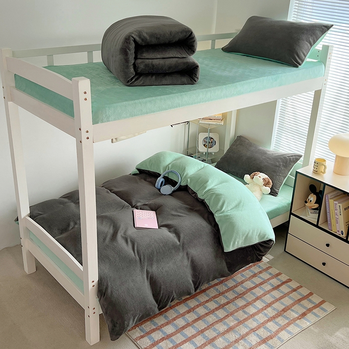 91家纺网 家纺一手货源 找家纺 优卡迪家纺馆 2025新款牛奶绒纯色双拼宿舍床三件套 深灰嫩绿