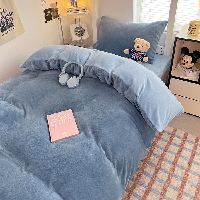 91家纺网 家纺一手货源 找家纺 优卡迪家纺馆 2025新款牛奶绒纯色双拼宿舍床三件套 海蓝天蓝