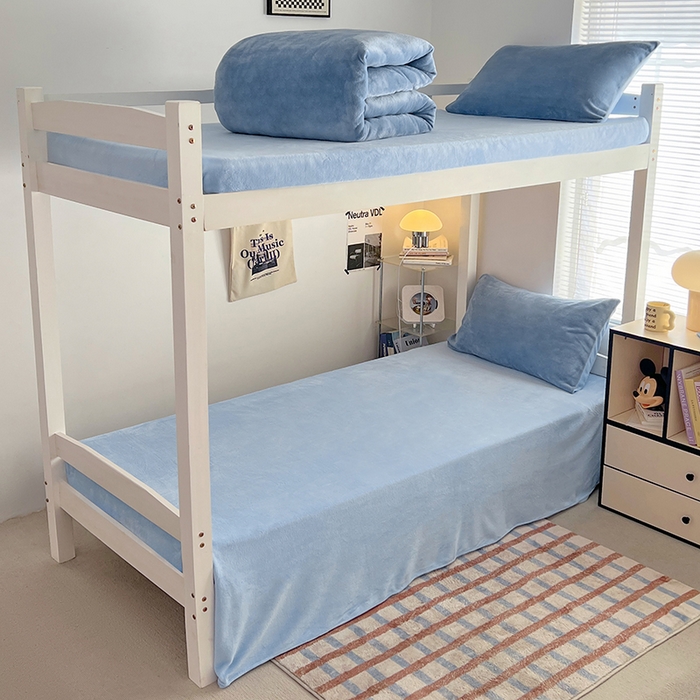 91家纺网 家纺一手货源 找家纺 优卡迪家纺馆 2025新款牛奶绒纯色双拼宿舍床三件套 海蓝天蓝