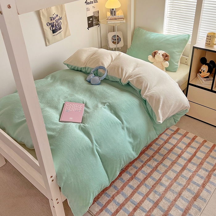 91家纺网 家纺一手货源 找家纺 优卡迪家纺馆 2025新款牛奶绒纯色双拼宿舍床三件套 嫩绿奶白