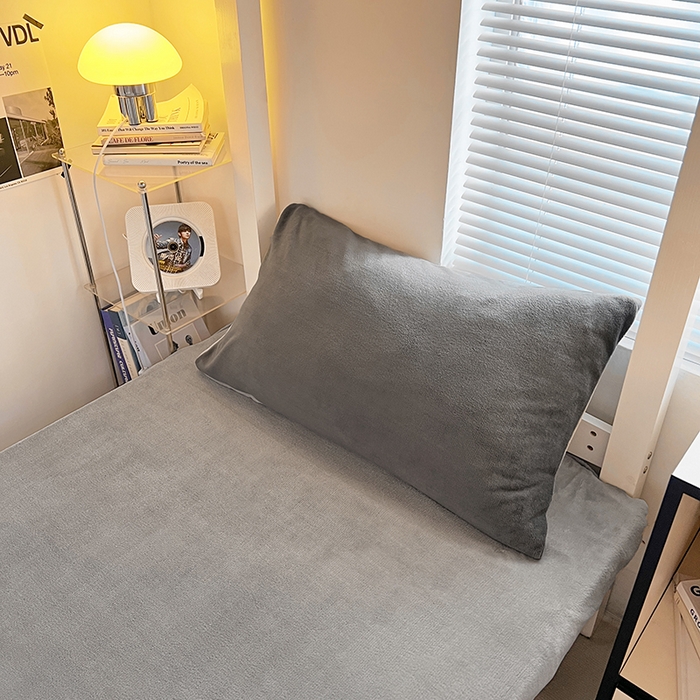 91家纺网 家纺一手货源 找家纺 优卡迪家纺馆 2025新款牛奶绒纯色双拼宿舍床三件套 深灰银灰