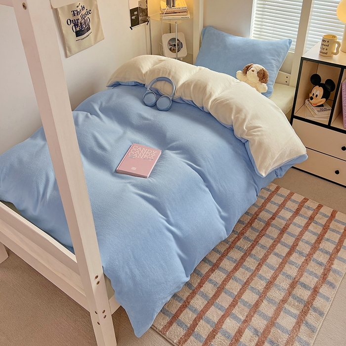 91家纺网 家纺一手货源 找家纺 优卡迪家纺馆 2025新款牛奶绒纯色双拼宿舍床三件套 浅蓝奶白