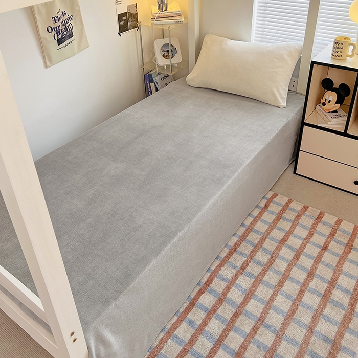 91家纺网 家纺一手货源 找家纺 优卡迪家纺馆 2025新款牛奶绒纯色双拼宿舍床三件套 奶白银灰