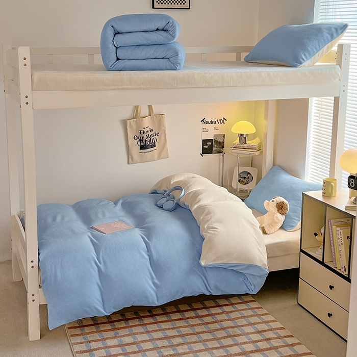 91家纺网 家纺一手货源 找家纺 优卡迪家纺馆 2025新款牛奶绒纯色双拼宿舍床三件套 浅蓝奶白