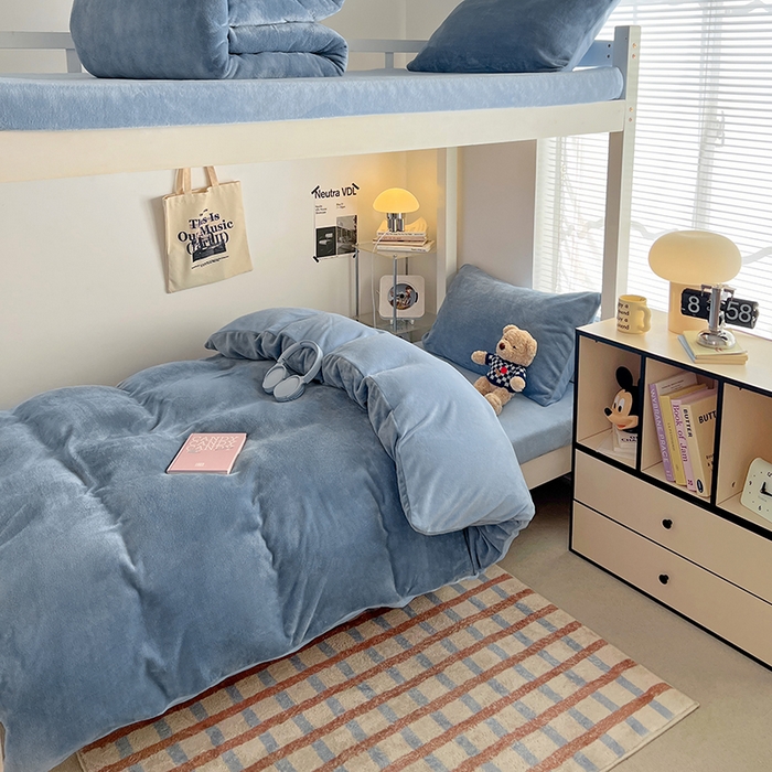 91家纺网 家纺一手货源 找家纺 优卡迪家纺馆 2025新款牛奶绒纯色双拼宿舍床三件套 海蓝天蓝