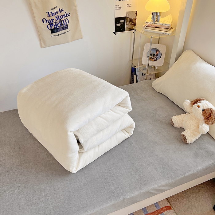 91家纺网 家纺一手货源 找家纺 优卡迪家纺馆 2025新款牛奶绒纯色双拼宿舍床三件套 奶白银灰