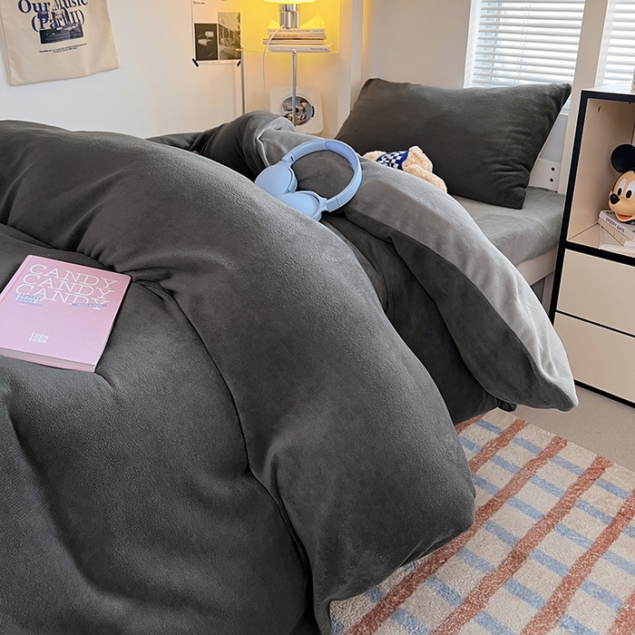 91家纺网 家纺一手货源 找家纺 优卡迪家纺馆 2025新款牛奶绒纯色双拼宿舍床三件套 深灰银灰