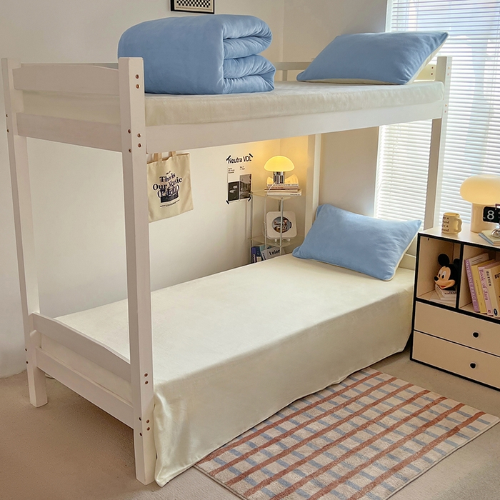 91家纺网 家纺一手货源 找家纺 优卡迪家纺馆 2025新款牛奶绒纯色双拼宿舍床三件套 浅蓝奶白