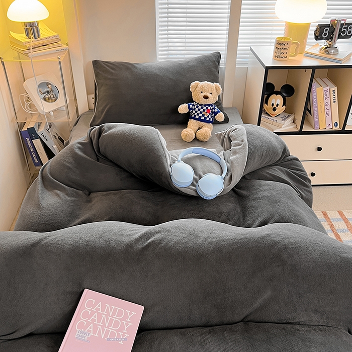 91家纺网 家纺一手货源 找家纺 优卡迪家纺馆 2025新款牛奶绒纯色双拼宿舍床三件套 深灰银灰