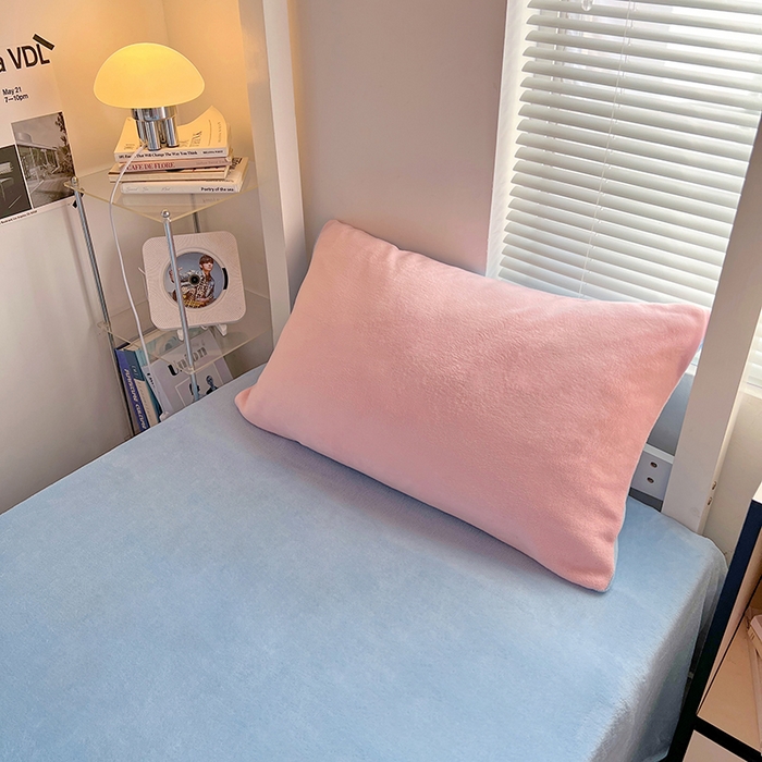 91家纺网 家纺一手货源 找家纺 优卡迪家纺馆 2025新款牛奶绒纯色双拼宿舍床三件套 玉粉天蓝