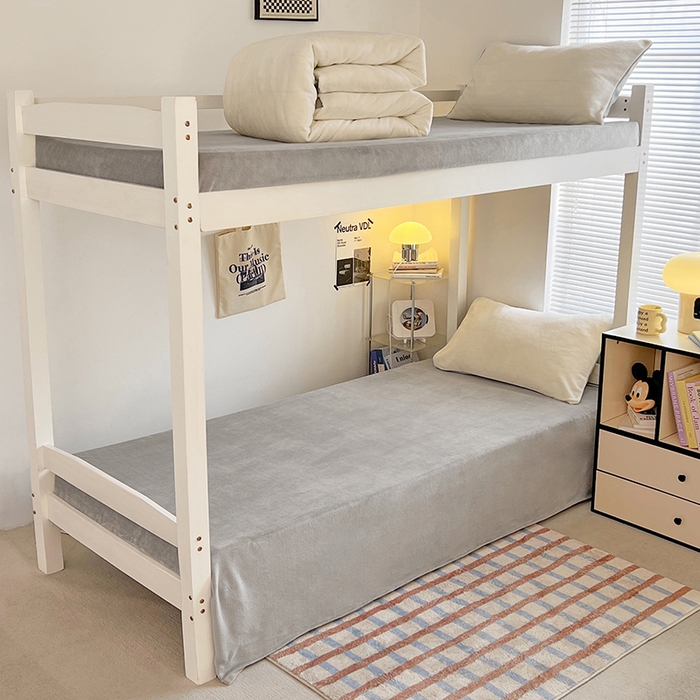 91家纺网 家纺一手货源 找家纺 优卡迪家纺馆 2025新款牛奶绒纯色双拼宿舍床三件套 奶白银灰