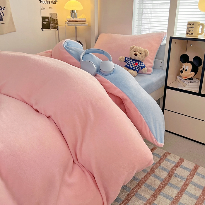 91家纺网 家纺一手货源 找家纺 优卡迪家纺馆 2025新款牛奶绒纯色双拼宿舍床三件套 玉粉天蓝