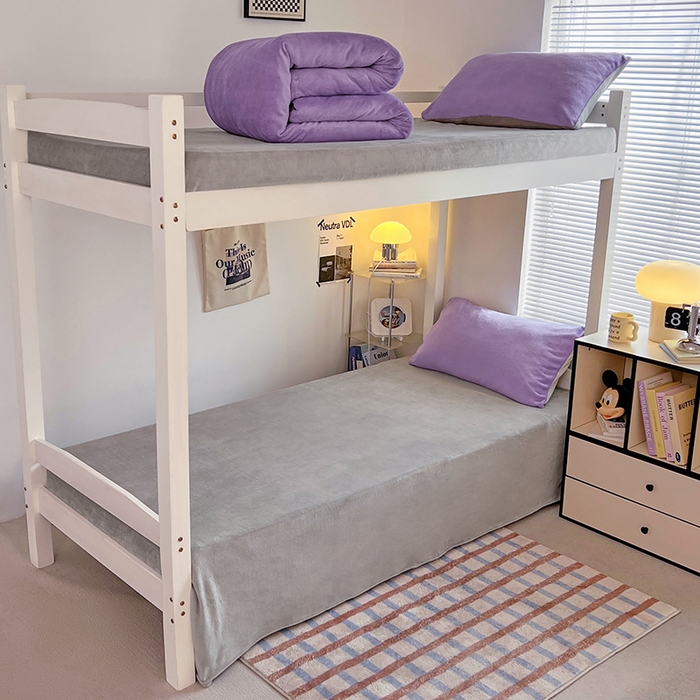 91家纺网 家纺一手货源 找家纺 优卡迪家纺馆 2025新款牛奶绒纯色双拼宿舍床三件套 魅紫银灰