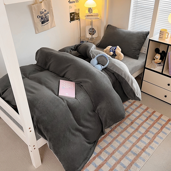 91家纺网 家纺一手货源 找家纺 优卡迪家纺馆 2025新款牛奶绒纯色双拼宿舍床三件套 深灰银灰