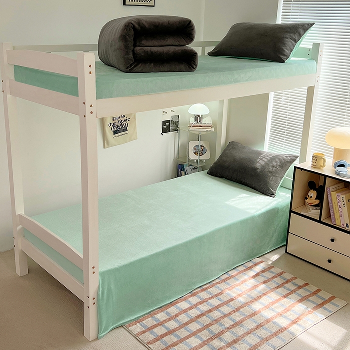 91家纺网 家纺一手货源 找家纺 优卡迪家纺馆 2025新款牛奶绒纯色双拼宿舍床三件套 深灰嫩绿