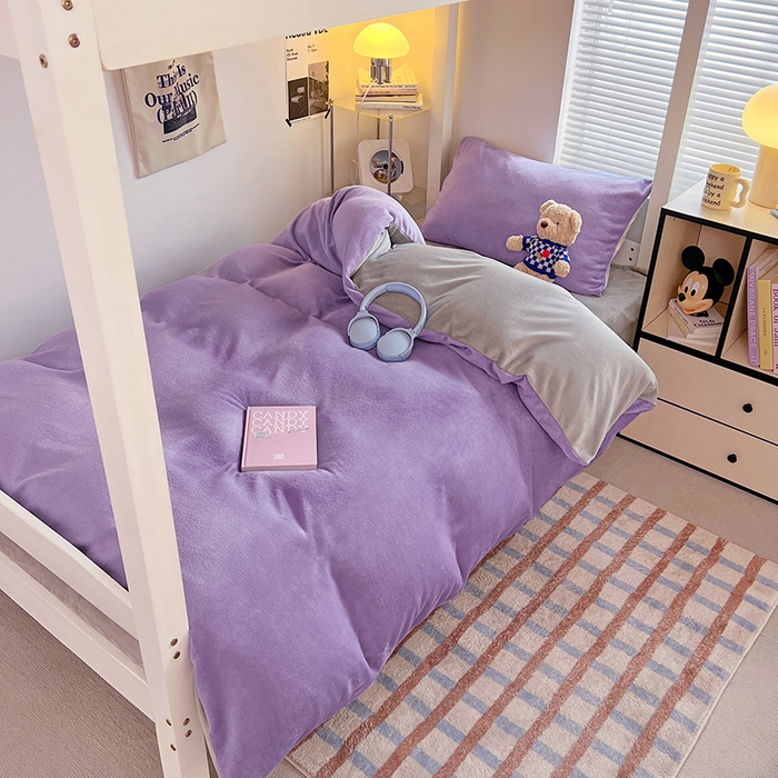 91家纺网 家纺一手货源 找家纺 优卡迪家纺馆 2025新款牛奶绒纯色双拼宿舍床三件套 魅紫银灰