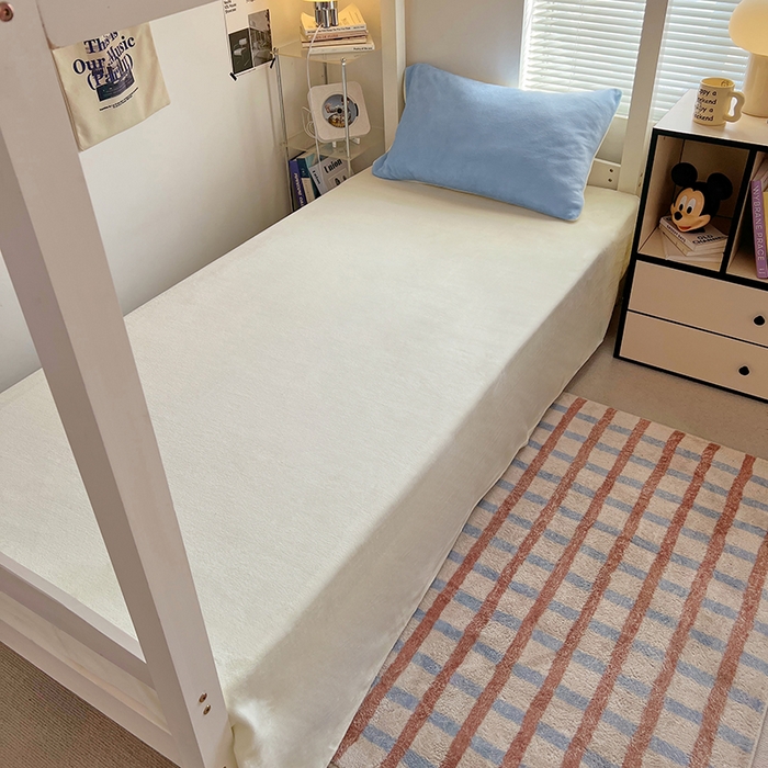 91家纺网 家纺一手货源 找家纺 优卡迪家纺馆 2025新款牛奶绒纯色双拼宿舍床三件套 浅蓝奶白