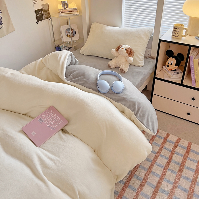 91家纺网 家纺一手货源 找家纺 优卡迪家纺馆 2025新款牛奶绒纯色双拼宿舍床三件套 奶白银灰