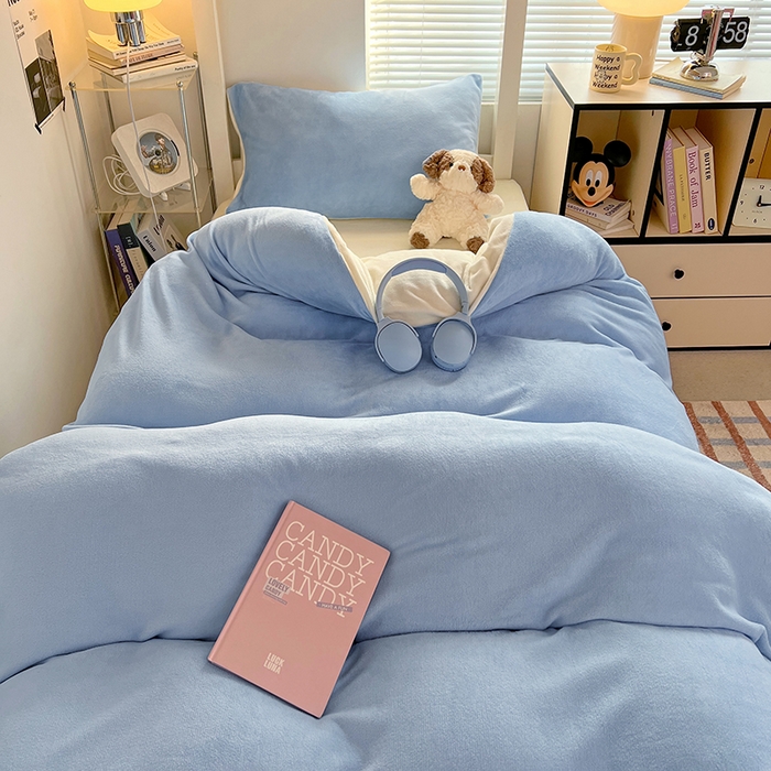 91家纺网 家纺一手货源 找家纺 优卡迪家纺馆 2025新款牛奶绒纯色双拼宿舍床三件套 浅蓝奶白