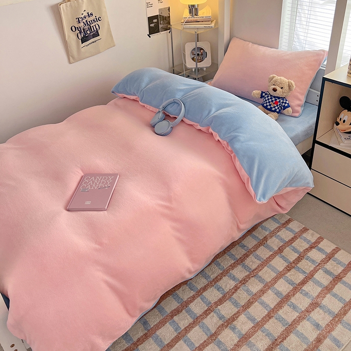 91家纺网 家纺一手货源 找家纺 优卡迪家纺馆 2025新款牛奶绒纯色双拼宿舍床三件套 玉粉天蓝