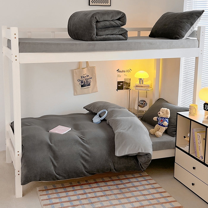 91家纺网 家纺一手货源 找家纺 优卡迪家纺馆 2025新款牛奶绒纯色双拼宿舍床三件套 深灰银灰