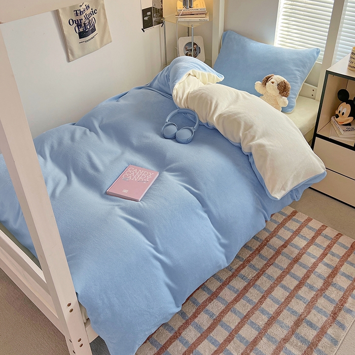 91家纺网 家纺一手货源 找家纺 优卡迪家纺馆 2025新款牛奶绒纯色双拼宿舍床三件套 浅蓝奶白