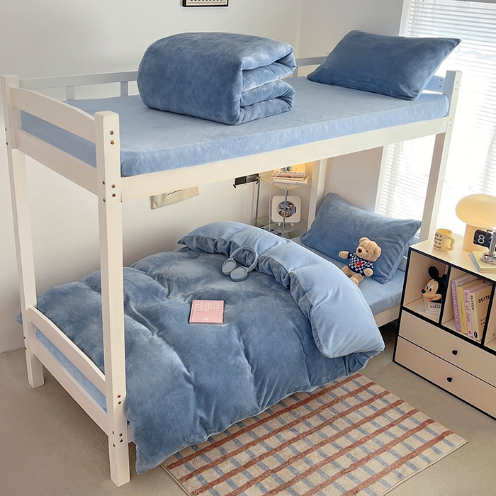 91家纺网 家纺一手货源 找家纺 优卡迪家纺馆 2025新款牛奶绒纯色双拼宿舍床三件套 海蓝天蓝