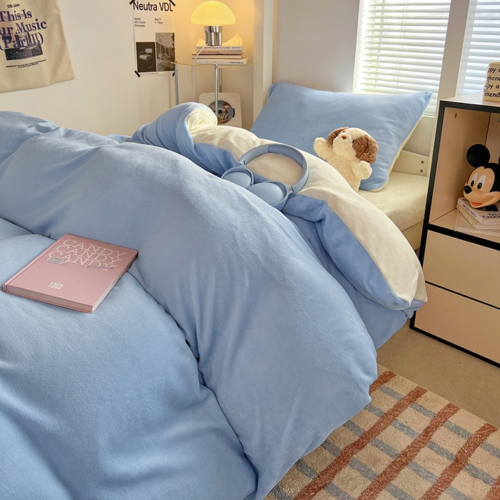 91家纺网 家纺一手货源 找家纺 优卡迪家纺馆 2025新款牛奶绒纯色双拼宿舍床三件套 浅蓝奶白