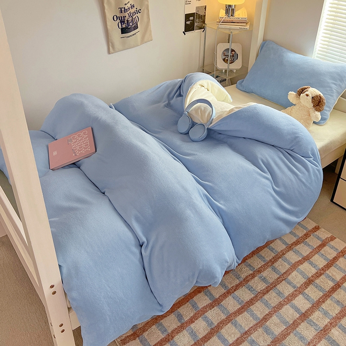 91家纺网 家纺一手货源 找家纺 优卡迪家纺馆 2025新款牛奶绒纯色双拼宿舍床三件套 浅蓝奶白