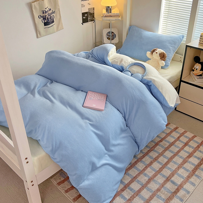 91家纺网 家纺一手货源 找家纺 优卡迪家纺馆 2025新款牛奶绒纯色双拼宿舍床三件套 浅蓝奶白