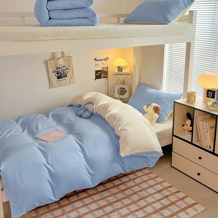 91家纺网 家纺一手货源 找家纺 优卡迪家纺馆 2025新款牛奶绒纯色双拼宿舍床三件套 浅蓝奶白