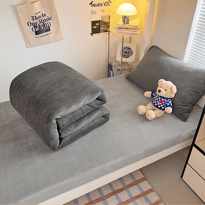 91家纺网 家纺一手货源 找家纺 优卡迪家纺馆 2025新款牛奶绒纯色双拼宿舍床三件套 深灰银灰