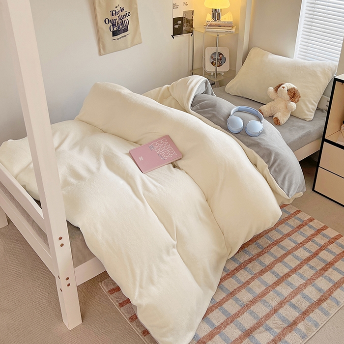 91家纺网 家纺一手货源 找家纺 优卡迪家纺馆 2025新款牛奶绒纯色双拼宿舍床三件套 奶白银灰