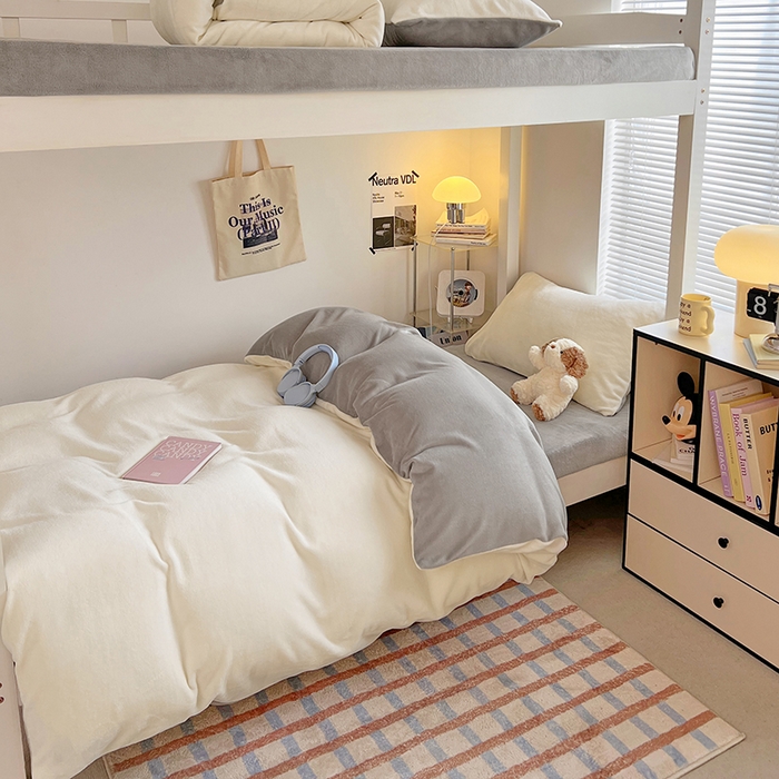 91家纺网 家纺一手货源 找家纺 优卡迪家纺馆 2025新款牛奶绒纯色双拼宿舍床三件套 奶白银灰