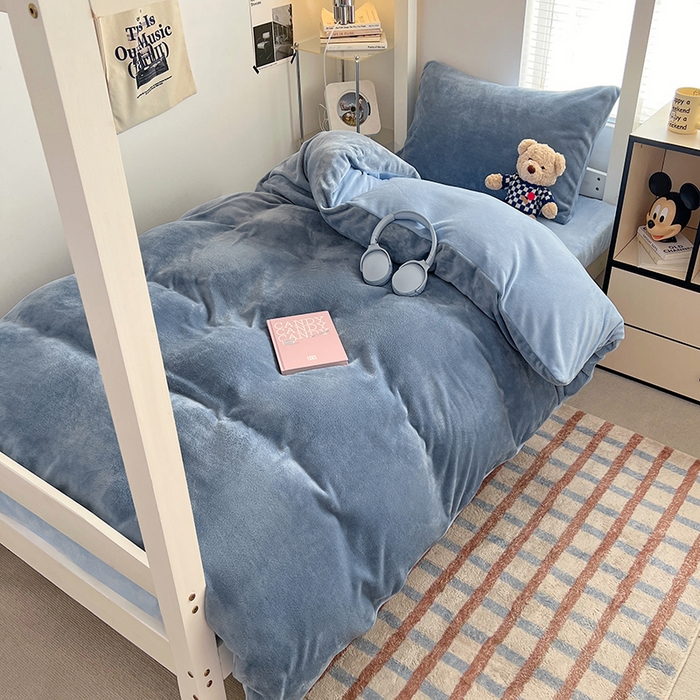 91家纺网 家纺一手货源 找家纺 优卡迪家纺馆 2025新款牛奶绒纯色双拼宿舍床三件套 海蓝天蓝