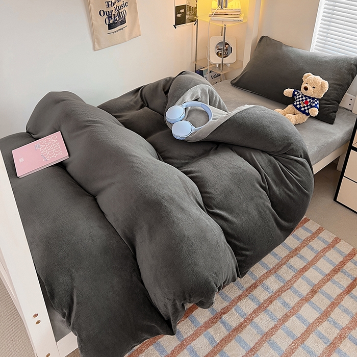 91家纺网 家纺一手货源 找家纺 优卡迪家纺馆 2025新款牛奶绒纯色双拼宿舍床三件套 深灰银灰