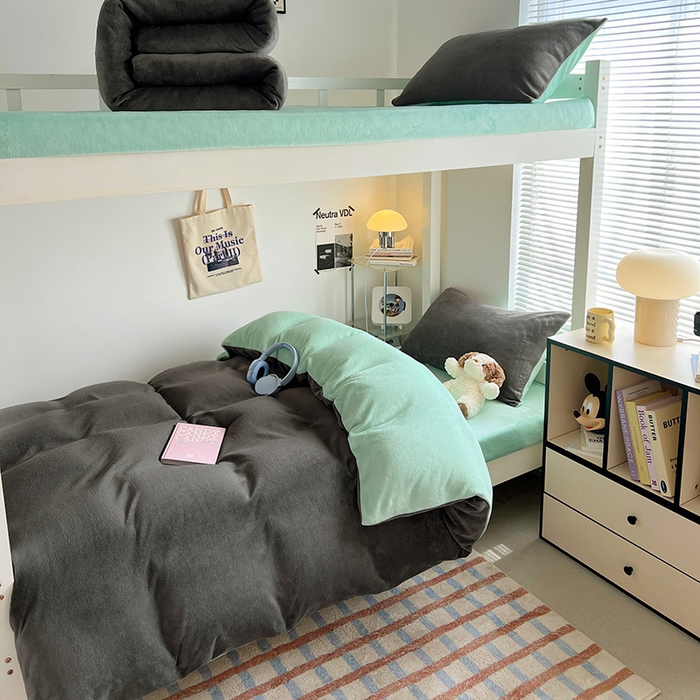 91家纺网 家纺一手货源 找家纺 优卡迪家纺馆 2025新款牛奶绒纯色双拼宿舍床三件套 深灰嫩绿