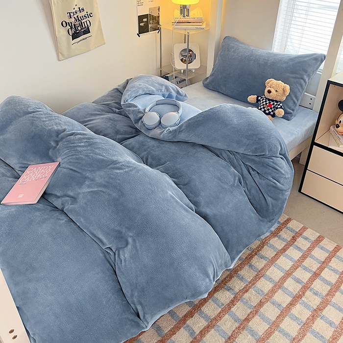 91家纺网 家纺一手货源 找家纺 优卡迪家纺馆 2025新款牛奶绒纯色双拼宿舍床三件套 海蓝天蓝