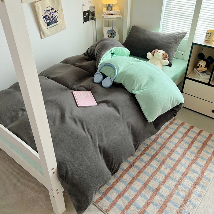 91家纺网 家纺一手货源 找家纺 优卡迪家纺馆 2025新款牛奶绒纯色双拼宿舍床三件套 深灰嫩绿