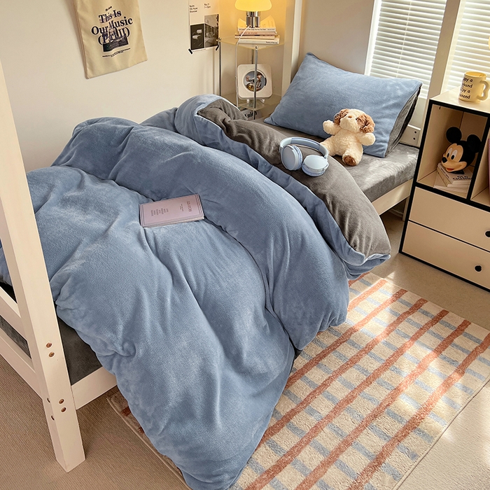 91家纺网 家纺一手货源 找家纺 优卡迪家纺馆 2025新款牛奶绒纯色双拼宿舍床三件套 海蓝深灰