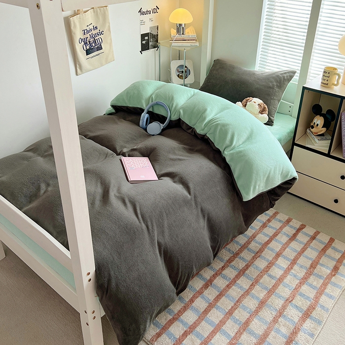 91家纺网 家纺一手货源 找家纺 优卡迪家纺馆 2025新款牛奶绒纯色双拼宿舍床三件套 深灰嫩绿