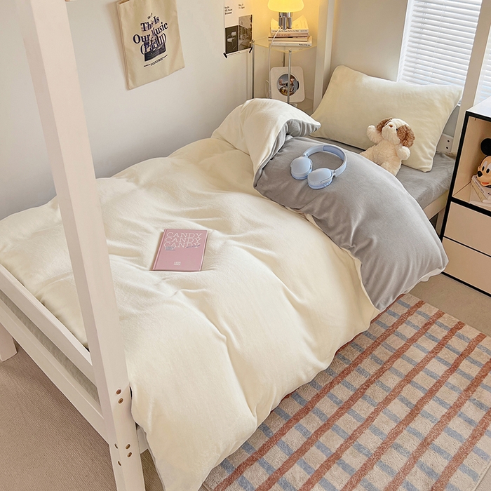 91家纺网 家纺一手货源 找家纺 优卡迪家纺馆 2025新款牛奶绒纯色双拼宿舍床三件套 奶白银灰