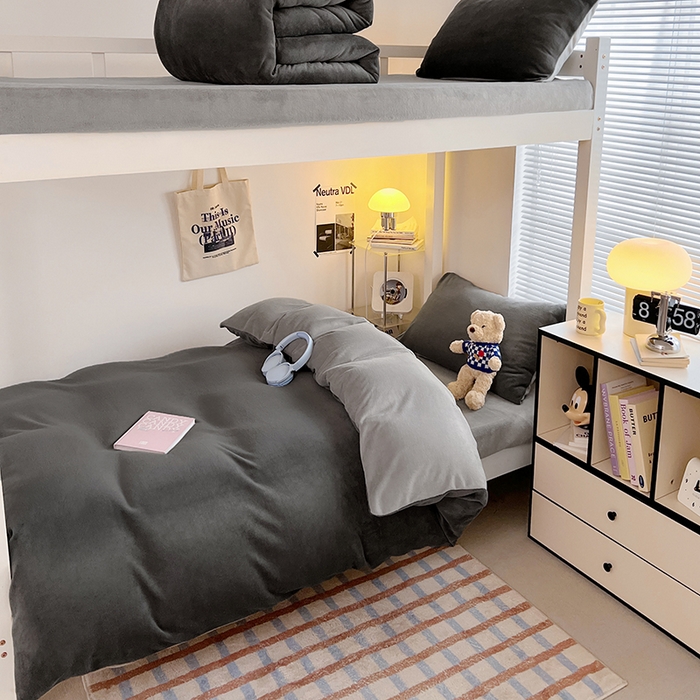 91家纺网 家纺一手货源 找家纺 优卡迪家纺馆 2025新款牛奶绒纯色双拼宿舍床三件套 深灰银灰